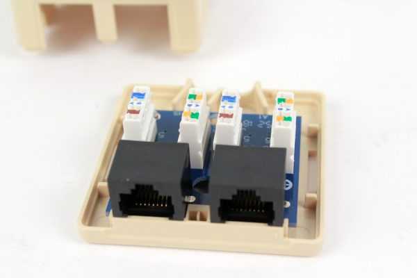 038 354 IV 2 Port Surface Mount Box with CAT5E Jack Universal Ivory 2 038-354IV